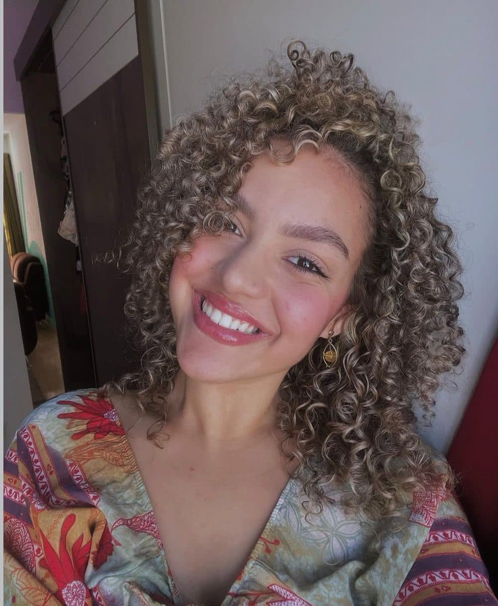 Retrato próximo de Melissa Oliveira, expressão natural